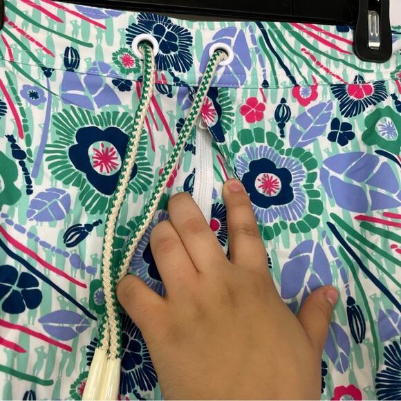 Johnnie-O Ocean-side fauna adorn the Driftwood Half Elastic Surf Shorts size XL - Picture 2 of 12